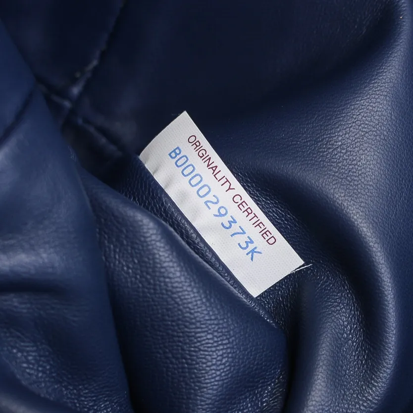 Real shot🔥🔥The counterattack of the popular Bottega Veneta started with this series of cloud bags, which went viral in the fashion circle and started a craze! Out of stock, out of stock, out of stock... One piece is hard to find, super hard to buy, regardless of age, season, or occasion. Very classy. Really, if you carry this on the road, it will turn heads! This is also the reason why this series is so expensive. Large size: 38*20*8.5cm [Big Cloud Weaving]